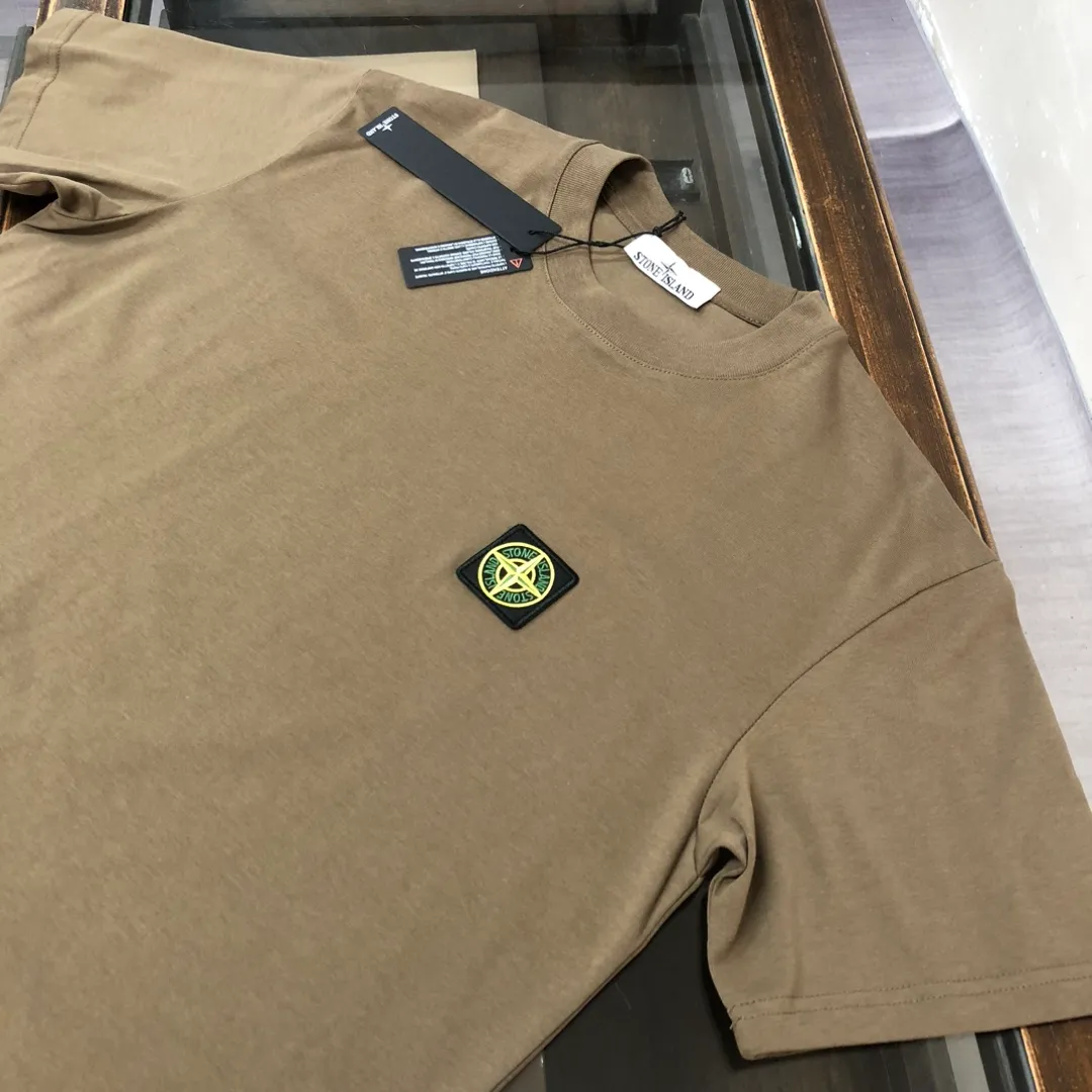 P150 A🍃Stone island 2025 spring and summer new men's and women's short-sleeved round neck T-shirt, with a unique and high-end style, embellished with the iconic compass logo! Customized pure cotton fabric! A simple and high-end fashion item, a fashionable product with very high-end charm and a must-have item for fashion trends! All three standards are complete! ! Color: black, white, dark gray, coffee Size: S M L XL (loose fit, please state your height and weight when placing an order)